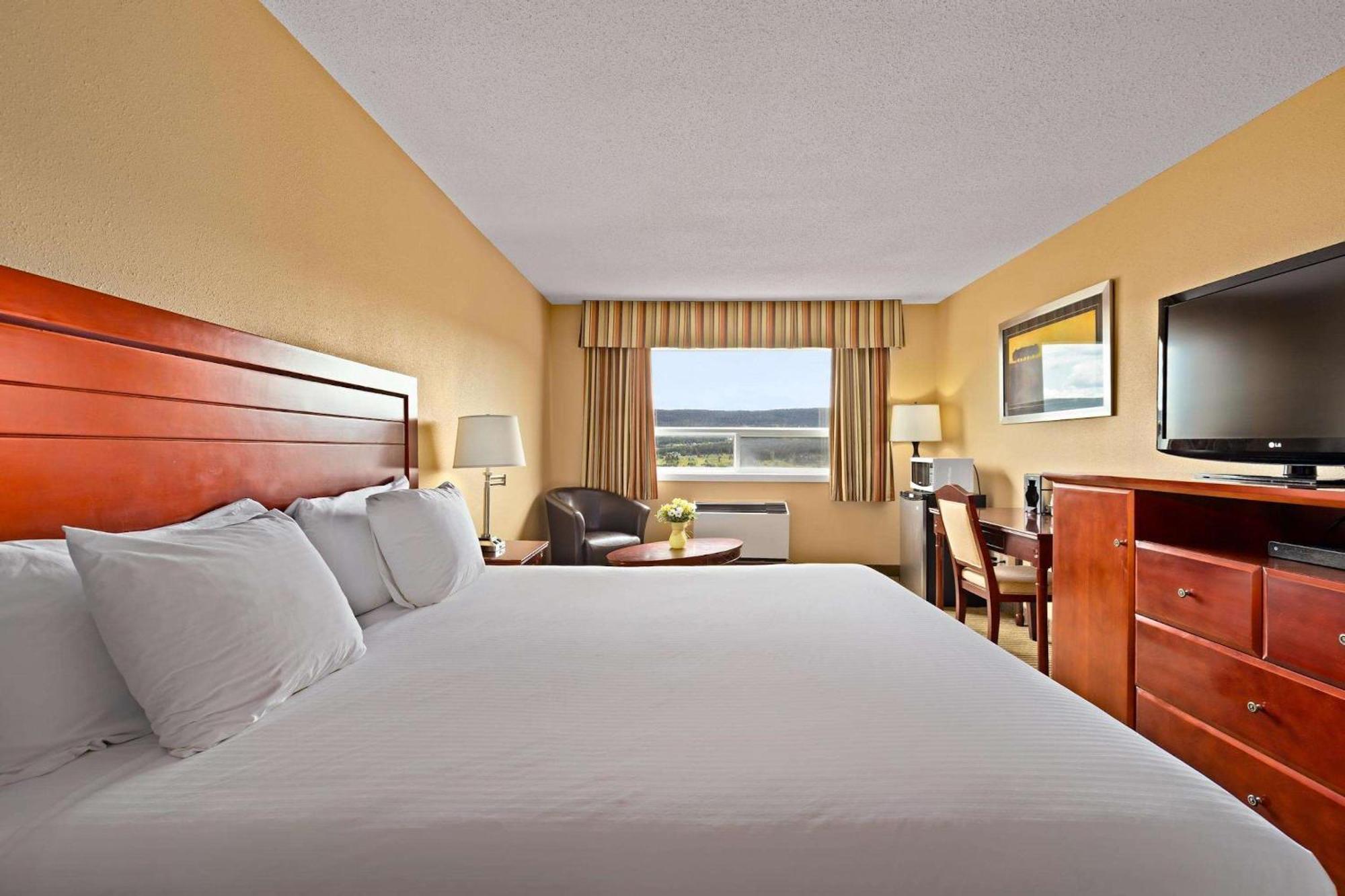 Coast Fraser Inn Williams Lake Exterior photo