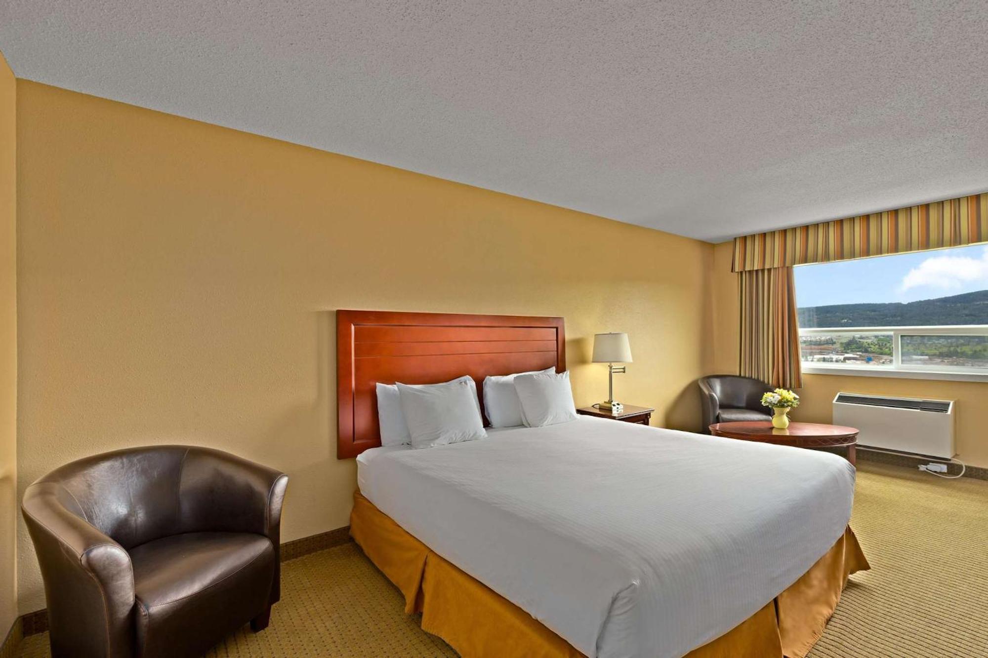 Coast Fraser Inn Williams Lake Exterior photo